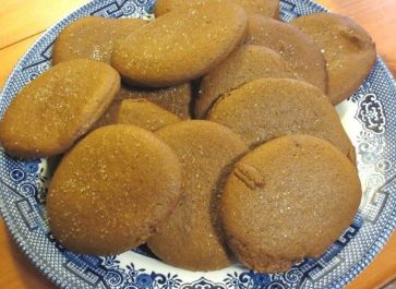 einkorn molasses cookies on a blue willow plate